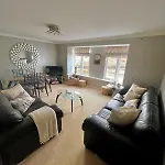 Majestic, Modern & Spacious Harbour-View Apartment With Parking